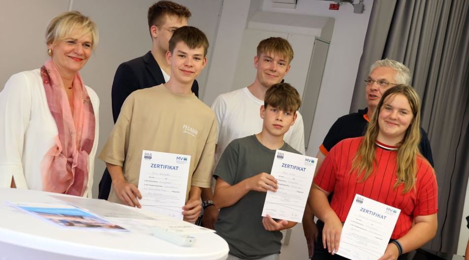 Die Schülerinnen und Schüler wurden für ihr Engagement ausgezeichnet. Die Schülerinnen und Schüler wurden für ihr Engagement ausgezeichnet.
