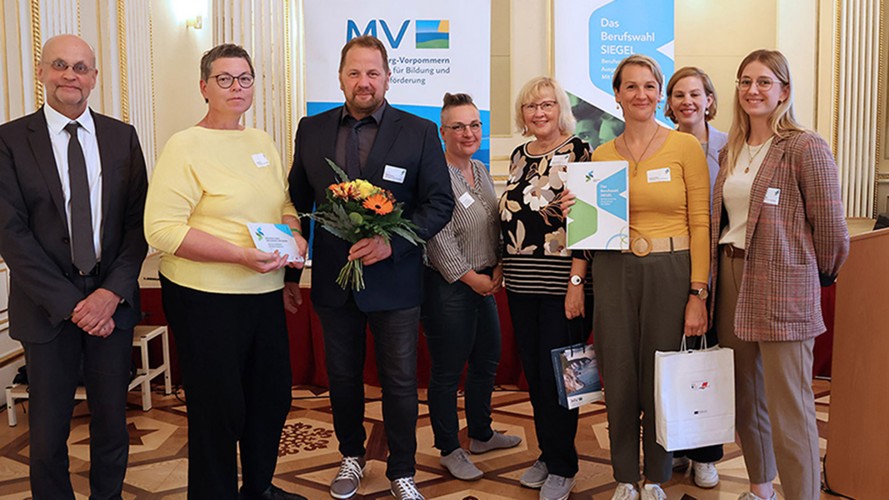 Bei der Auszeichnung im Goldenen Saal in Schwerin erhielt unter anderem auch das Gymnasium Am Sonnenberg aus Crivitz erneut das Berufswahl-Siegel MV.
