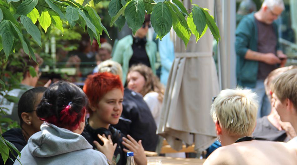Der atmosphärische Hof vom Latücht bietet auch beim Jugendmedienfest eine tolle Möglichkeit zum Austausch und Vernetzen