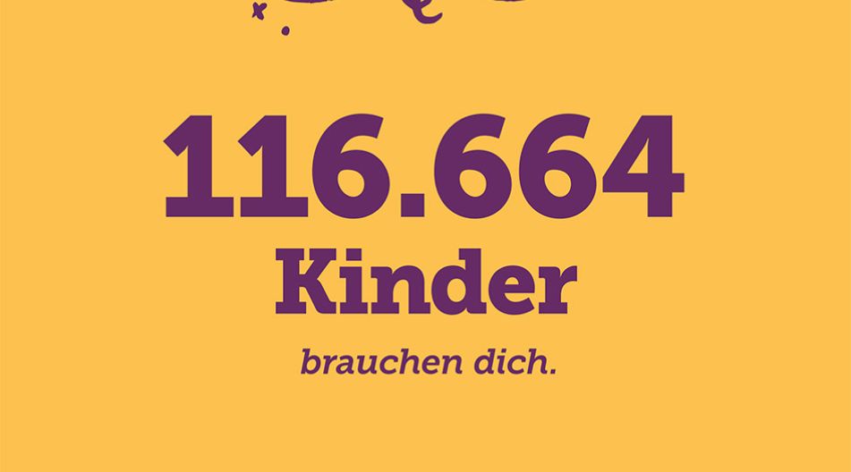 Werbeplakat mit gelbem Hintergrund. Oben eine Zeichnung von zwei fröhlichen Kindergesichtern. Große, violette Schrift: „116.664 Kinder brauchen dich.“ Unten Text: „Du bist großartig. Als pädagogische Fachkraft in MV.“ Website: „du-bist-kita.de“. QR-Code rechts unten. Werbeplakat mit gelbem Hintergrund. Oben eine Zeichnung von zwei fröhlichen Kindergesichtern. Große, violette Schrift: „116.664 Kinder brauchen dich.“ Unten Text: „Du bist großartig. Als pädagogische Fachkraft in MV.“ Website: „du-bist-kita.de“. QR-Code rechts unten.