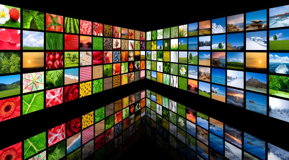 Ein digitaler Medienraum mit zahlreichen Bildschirmen, die eine Vielzahl von Natur- und Landschaftsbildern in einer reflektierenden, dunklen Umgebung anzeigen. Ein digitaler Medienraum mit zahlreichen Bildschirmen, die eine Vielzahl von Natur- und Landschaftsbildern in einer reflektierenden, dunklen Umgebung anzeigen.