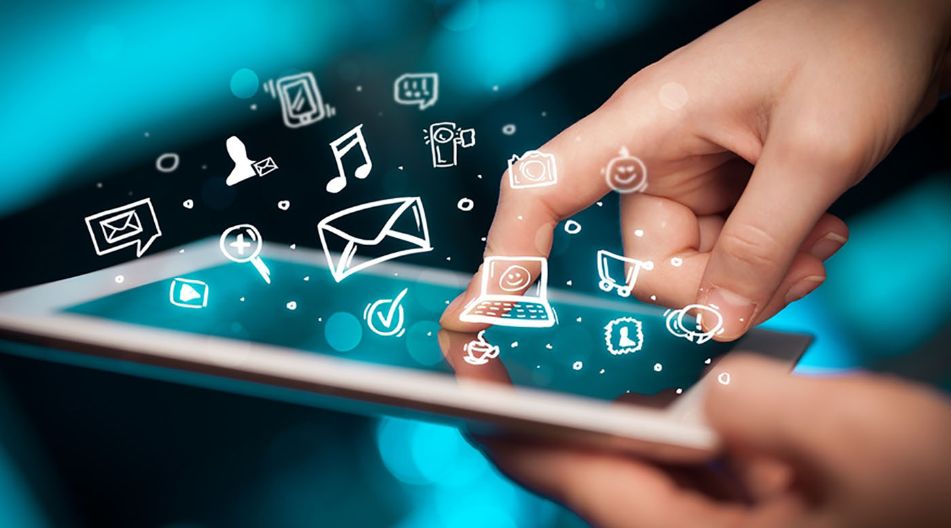Nahaufnahme einer Hand, die ein Tablet berührt, während digitale Symbole wie E-Mails, Musiknoten und Einkaufswagen darüber schweben. Nahaufnahme einer Hand, die ein Tablet berührt, während digitale Symbole wie E-Mails, Musiknoten und Einkaufswagen darüber schweben.