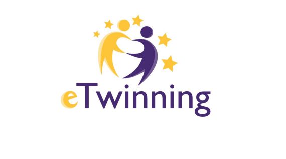 Logo von eTwinning eTwinning-Logo, das die digitale Schulpartnerschaft und den internationellen Austausch repräsentiert.
