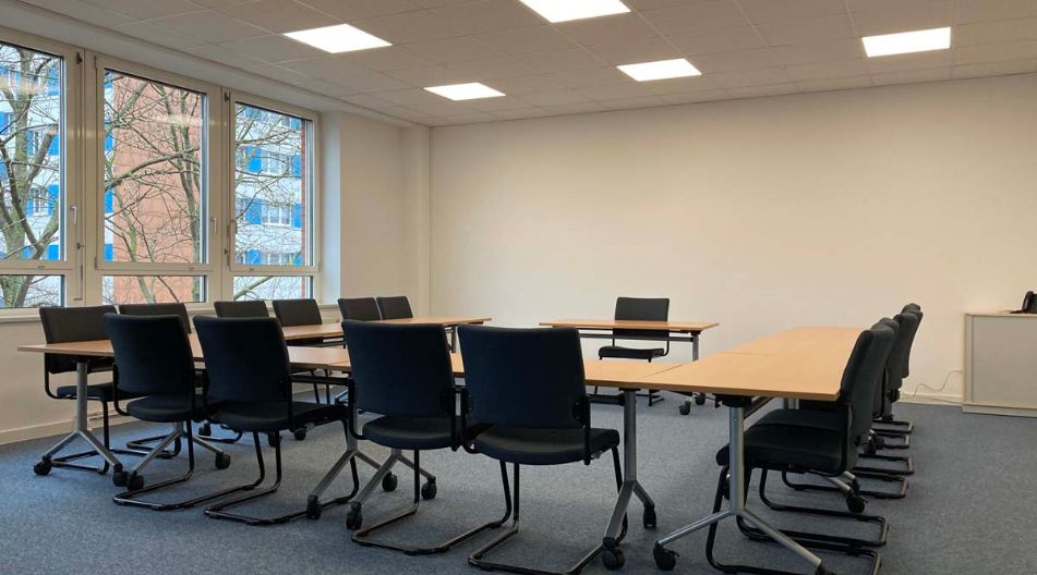 Ein Seminarraum mit einem großem Tisch und vielen Stühlen im Institut für Qualitätsentwicklung Mecklenburg-Vorpommern Ein Seminarraum mit einem großem Tisch und vielen Stühlen im Institut für Qualitätsentwicklung Mecklenburg-Vorpommern