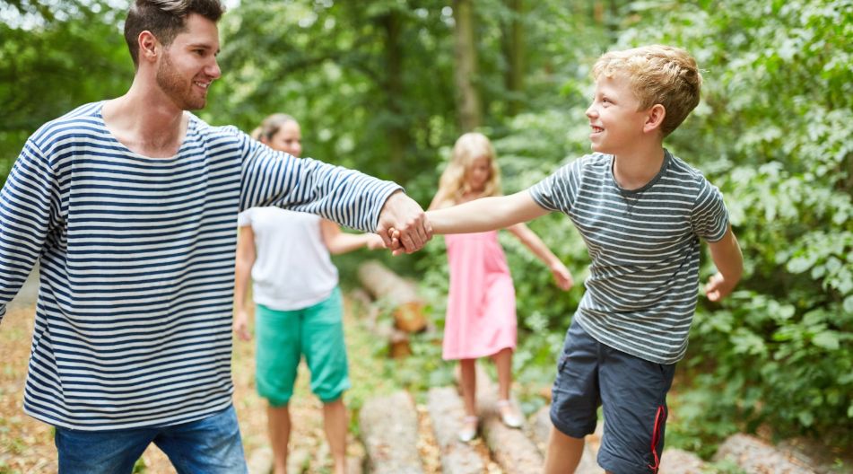 Eltern können ihre Kinder beim Start in die Schule unterstützen und ihnen helfen.