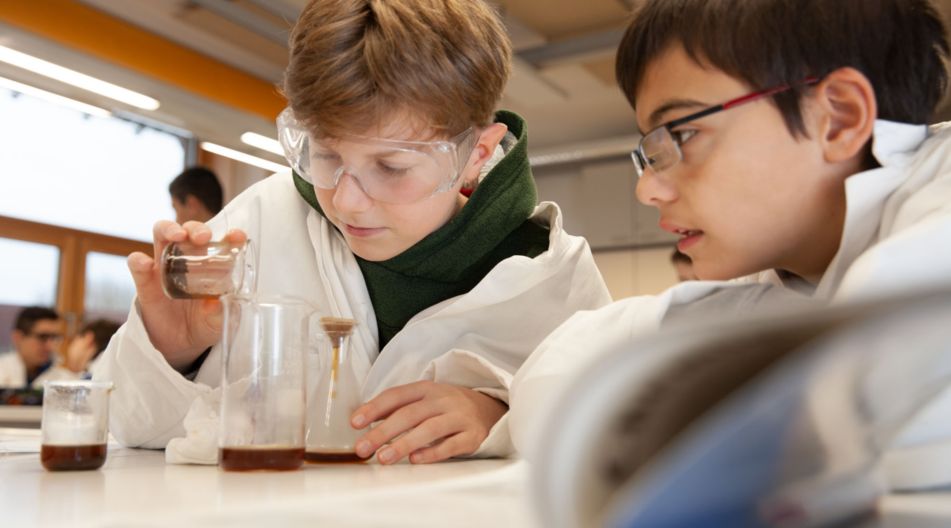 In Mecklenburg-Vorpommern gibt es 14 Profilschulen. Zwei Schüler machen chemische Experimente.