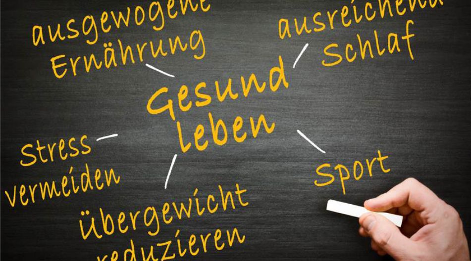 Tafel mit der Aufschrift „Gesund leben“ in der Mitte, umgeben von Begriffen wie „ausgewogene Ernährung“, „ausreichend Schlaf“, „Sport“, „Stress vermeiden“ und „Übergewicht reduzieren“. Eine Hand hält Kreide. Tafel mit der Aufschrift „Gesund leben“ in der Mitte, umgeben von Begriffen wie „ausgewogene Ernährung“, „ausreichend Schlaf“, „Sport“, „Stress vermeiden“ und „Übergewicht reduzieren“. Eine Hand hält Kreide.