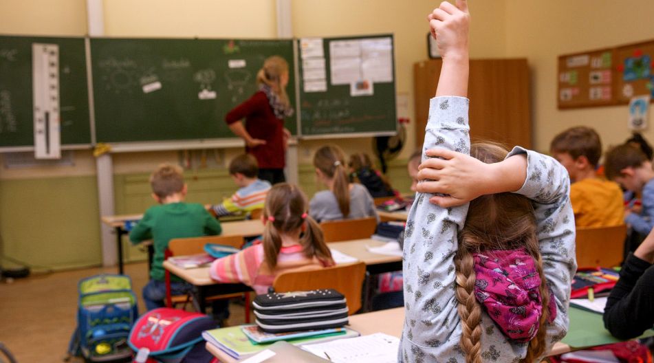 Eine Grundschülerin meldet sich. Eine Grundschülerin meldet sich.