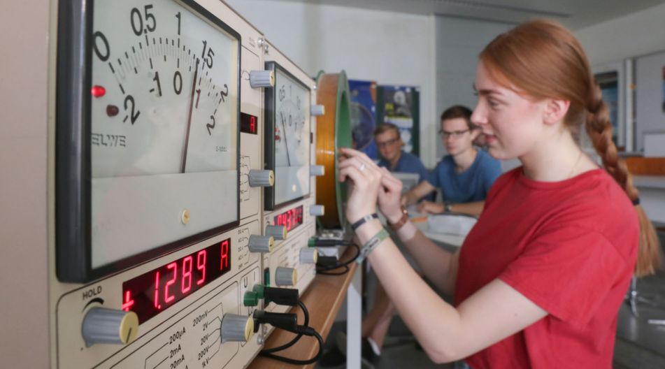 In Mecklenburg-Vorpommern gibt es zahlreiche Schulen mit MINT-Förderung. Eine Jugendliche macht ein Physikexperiment.