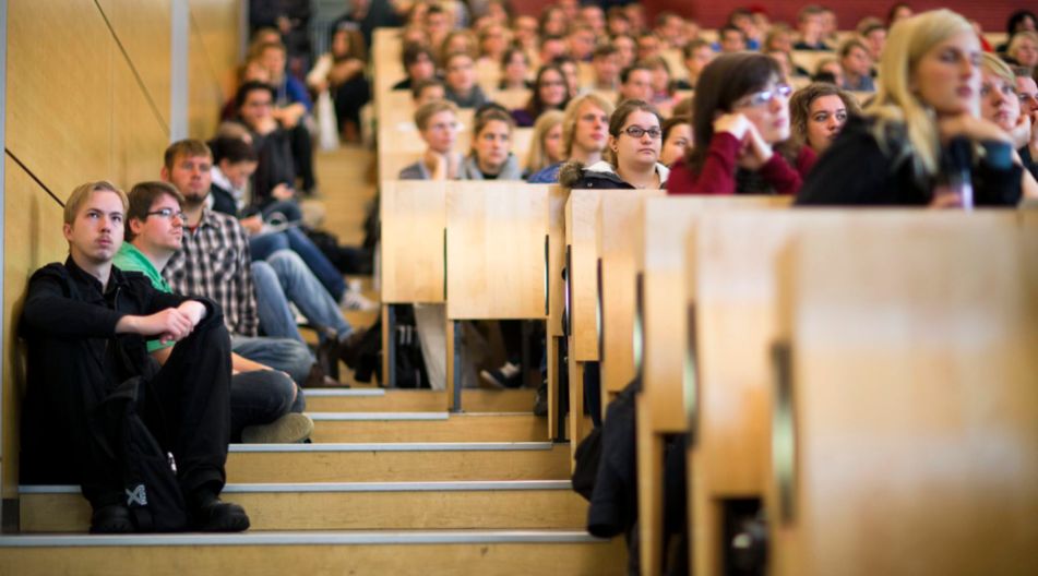 In MV haben Kinder und Jugendliche die Möglichkeit, im Rahmen der KinderUni oder JugendUni Hoschulerfahrungen zu sammeln. Studenten hören im Audimax der Universität Rostock einer Vorlesung zu.