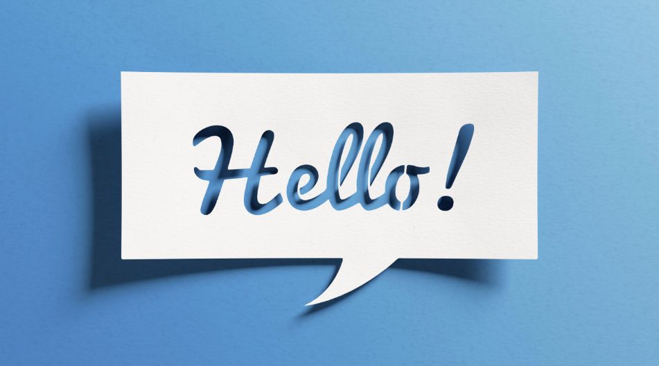Auf blauem Hintergrund befindet sich eine Sprechblase mit der Aufschrift "Hello", die einladend wirkt. Auf blauem Hintergrund befindet sich eine Sprechblase mit der Aufschrift "Hello", die einladend wirkt.