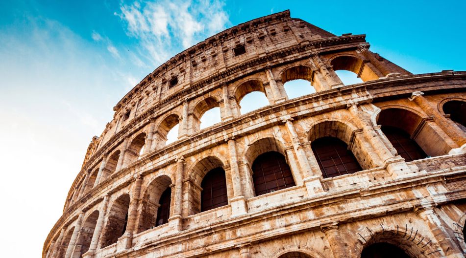 Das Kolosseum in Rom, Italien, zeigt die majestätische Baukunst der Antike und zieht zahlreiche Besucher an. Das Kolosseum in Rom, Italien, zeigt die majestätische Baukunst der Antike und zieht zahlreiche Besucher an.