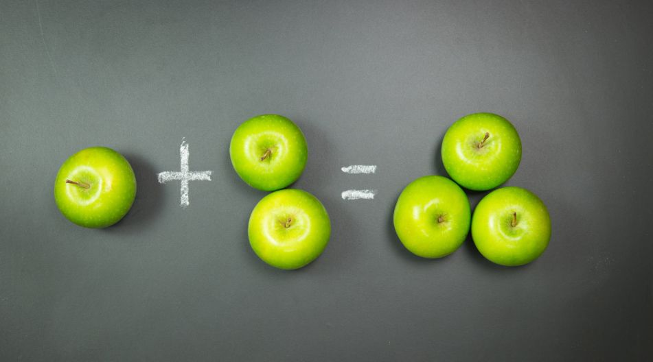 Grüne Äpfel auf einer Tafel, dargestellt als einfache Addition: 1 Apfel plus 2 Äpfel gleich 3 Äpfel. Grüne Äpfel auf einer Tafel, dargestellt als einfache Addition: 1 Apfel plus 2 Äpfel gleich 3 Äpfel.