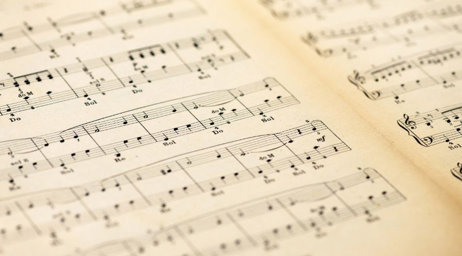 Ein historisches Notenbuch, das mit seinen Musiknoten die Tradition und Kunst der Musik repräsentiert. Ein historisches Notenbuch, das mit seinen Musiknoten die Tradition und Kunst der Musik repräsentiert.