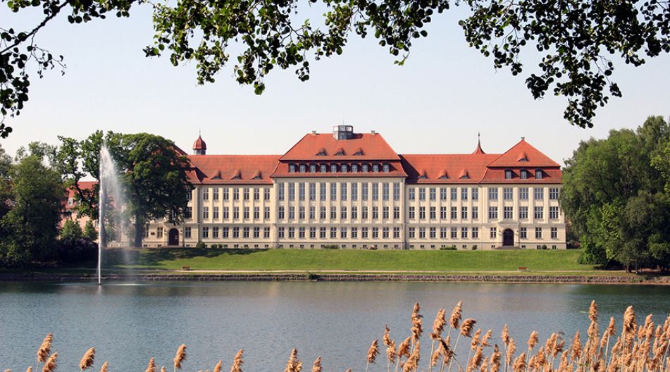 Das Gymnasium Carolinum in Neustrelitz von Außen Das Gymnasium Carolinum in Neustrelitz von Außen
