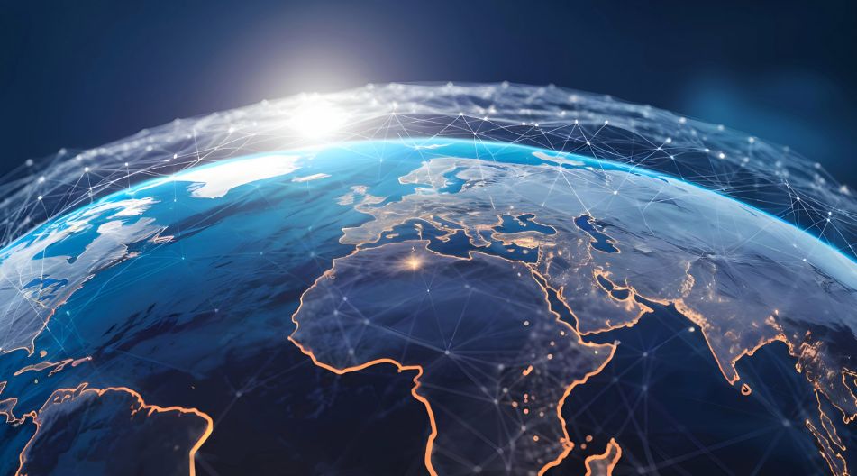 Eine visuelle Darstellung der Erde aus dem Weltraum, bei der Europa, Afrika und Teile Asiens prominent im Fokus stehen. Umgeben ist die Erdoberfläche von einem Netzwerk aus leuchtenden Linien und Knotenpunkten, die globale digitale Verbindungen symbolisieren. Ein Sonnenaufgang beleuchtet den Planeten und sorgt für einen hellen Glanz am Horizont. Eine visuelle Darstellung der Erde aus dem Weltraum, bei der Europa, Afrika und Teile Asiens prominent im Fokus stehen. Umgeben ist die Erdoberfläche von einem Netzwerk aus leuchtenden Linien und Knotenpunkten, die globale digitale Verbindungen symbolisieren. Ein Sonnenaufgang beleuchtet den Planeten und sorgt für einen hellen Glanz am Horizont.